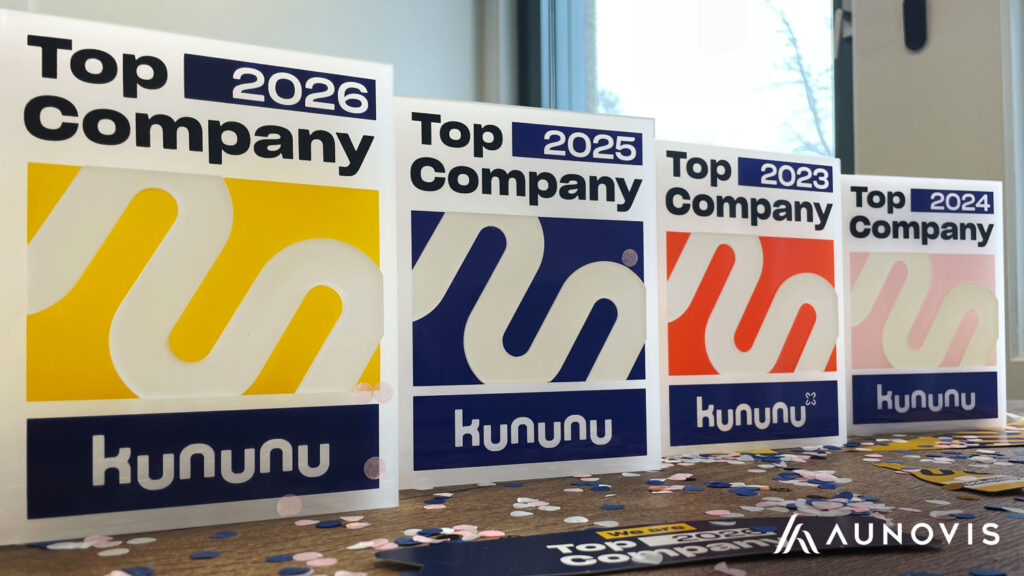 Top Company Awards von Aunovis inmitten von Konfetti stehend