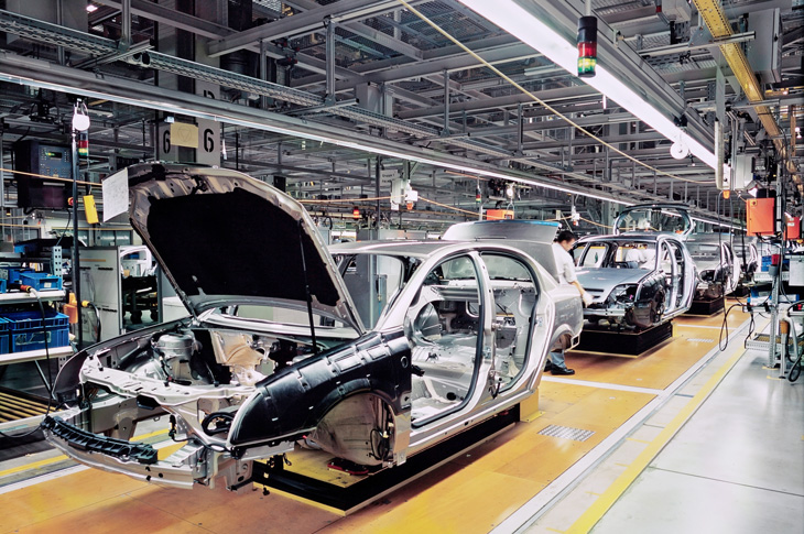 Automobilfertigung mit teilmontierten Karosserien auf Produktionslinie
