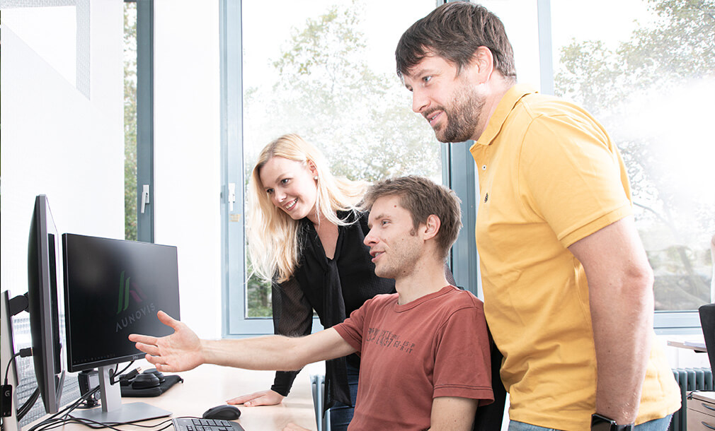 AUNOVIS Gruppenbild Entwickler am Arbeitsplatz