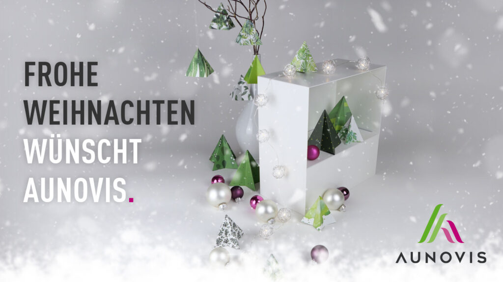 eihnachtliche Dekoration mit kleinen geometrischen Tannenbäumen, Weihnachtskugeln und Lichterkette auf weißem Hintergrund. Text: 'Frohe Weihnachten wünscht Aunovis'.