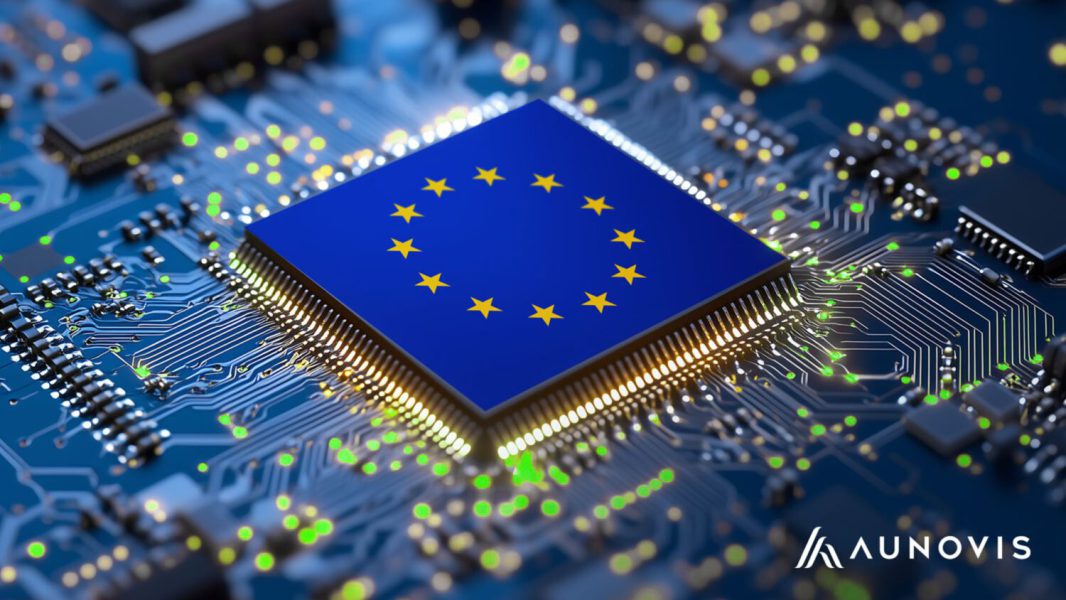 Flagge der EU auf einer Leiterplatte mit leuchtenden Verbindungen symbolisiert den Cyber Resilience Act. Logo von Aunovis in der Ecke.